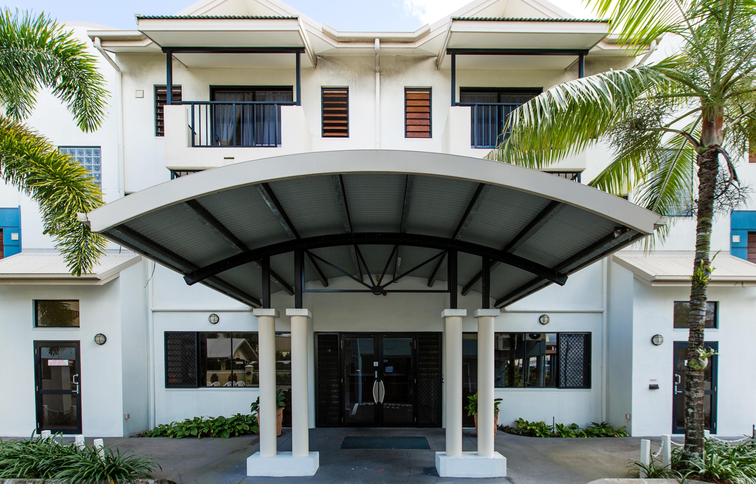 Мотель Cairns Queens Court Экстерьер фото