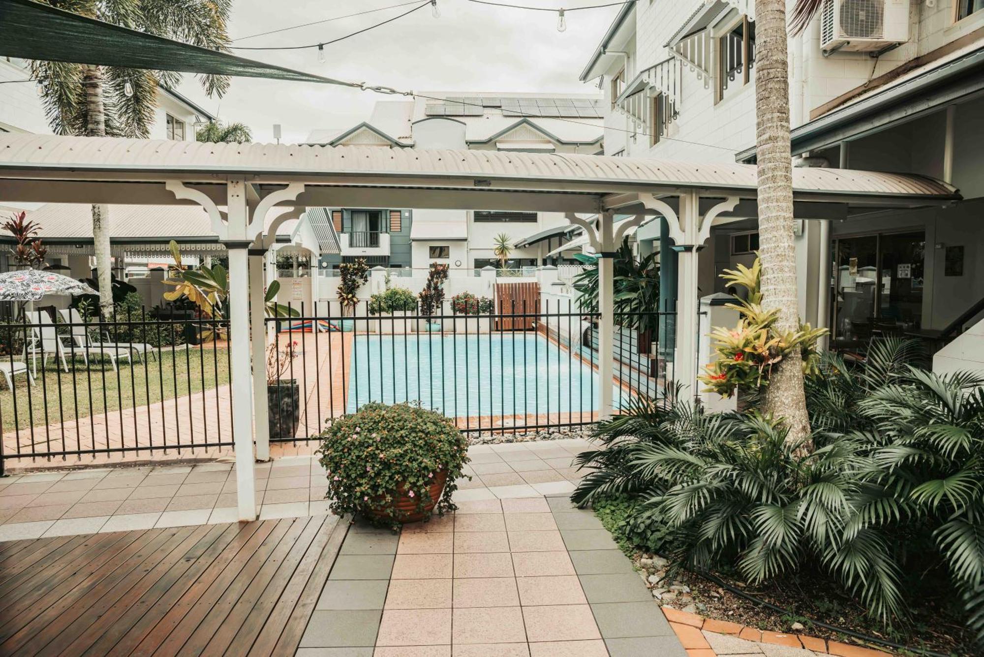 Мотель Cairns Queens Court Экстерьер фото