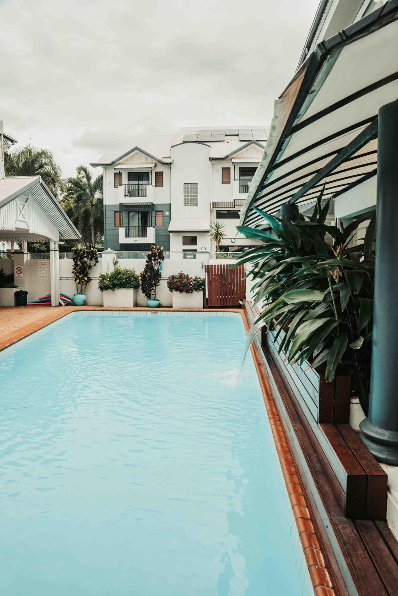 Мотель Cairns Queens Court Экстерьер фото