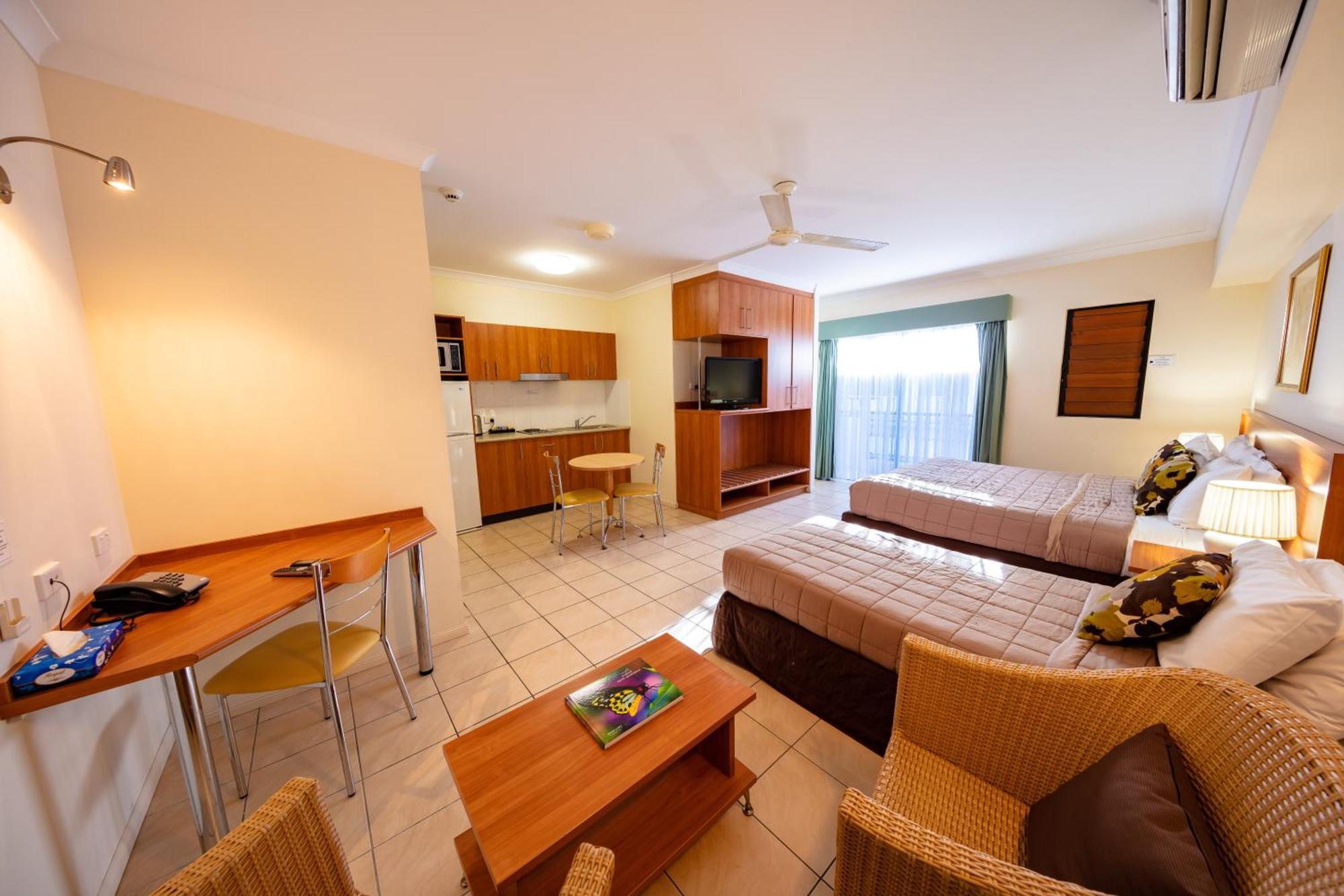 Мотель Cairns Queens Court Экстерьер фото